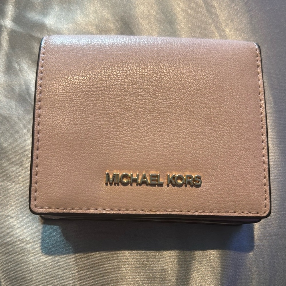 💗 MICHAEL Michael Kors Soft Pink Leather Wallet – Elegant & Coordinated 💗